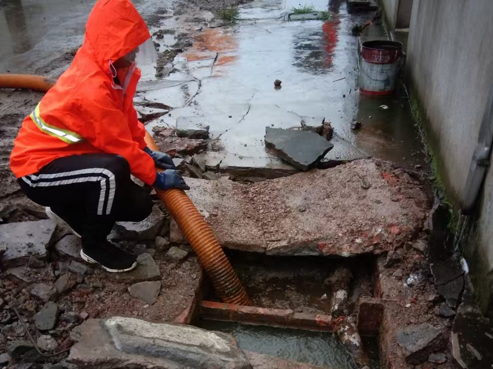 金山专业清理污水池 炜誉市政以规范流程守护城市 “肠道”